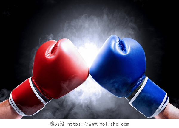 在黑烟背景下男子拳击手套两名戴着蓝色和红色拳击手套的男子的手